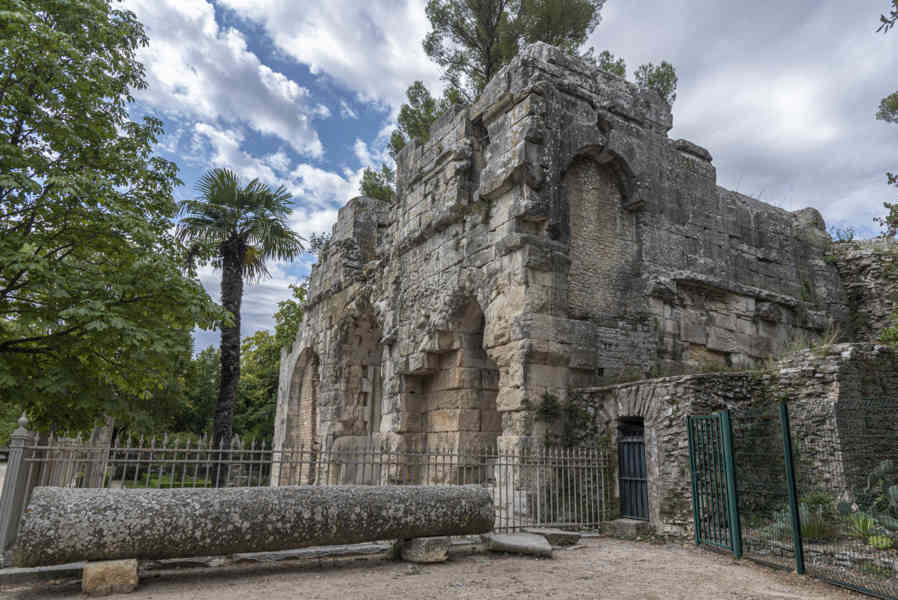 Francia - Nimes 053 - Templo de Diana.jpg